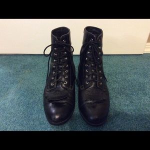 Ariat women’s western lacer boot. Size 8